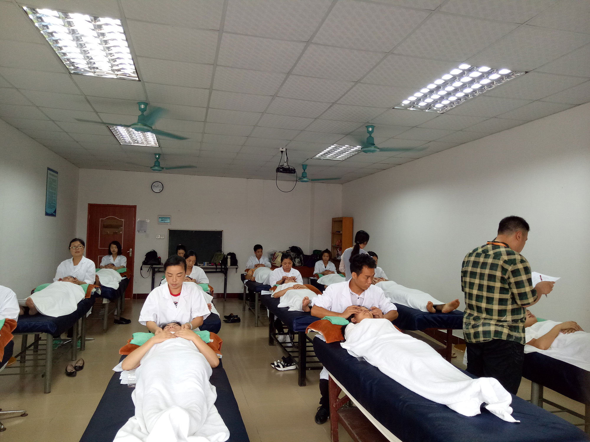 健康与康复学院组织学生参加中级保健按摩师职业技能等级鉴定-江苏护理职业学院
